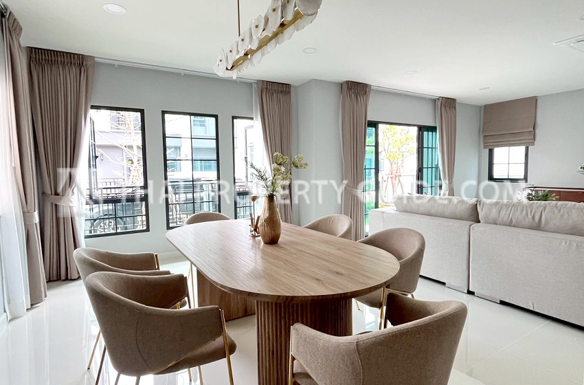 House with Shared Pool in Bangnatrad 